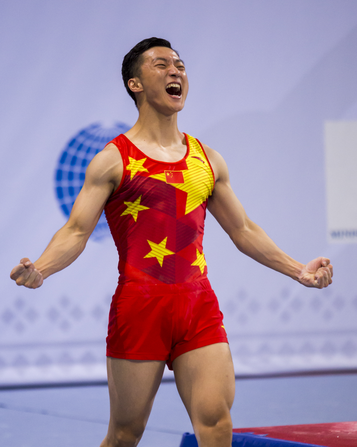 Photographie couleur de Kuo Zhang, de la République Populaire de Chine, qui vient de gagner le titre de champion du monde de Tumbling en individuel