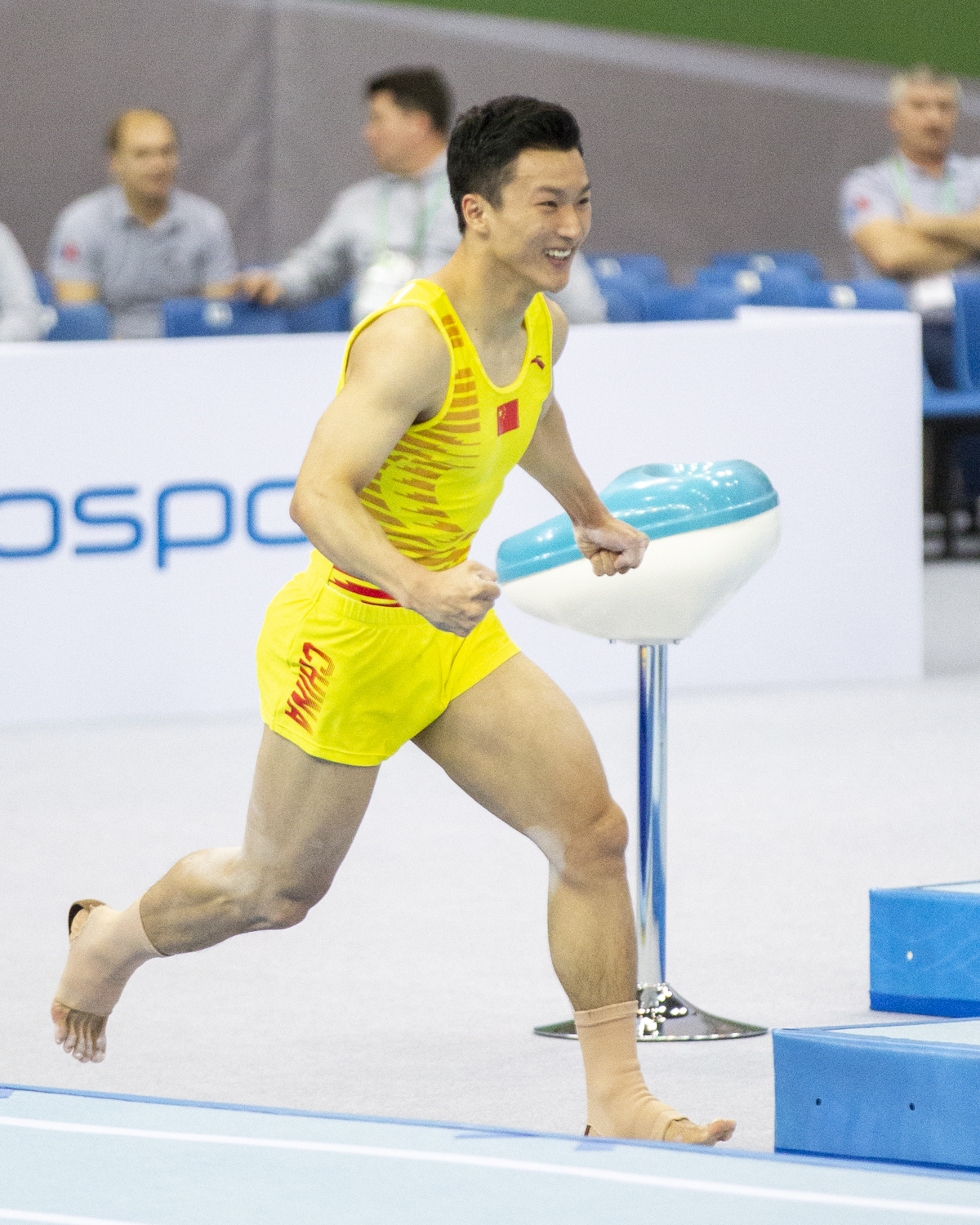 Photographie couleur de Kuo Zhang, de la République Populaire de Chine, qui repart heureux d'avoir réussi son passage de Tumbling en finale individuelle