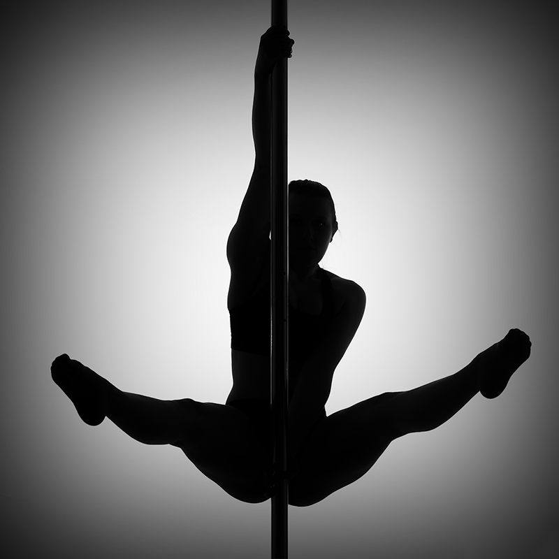 Photo studio d'une gymnaste en noir et blanc nommée Anchor