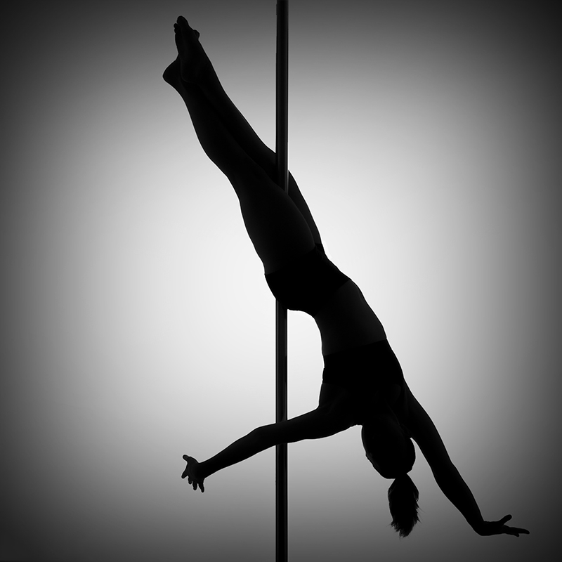 Photo studio d'une gymnaste en noir et blanc nommée Ânkh