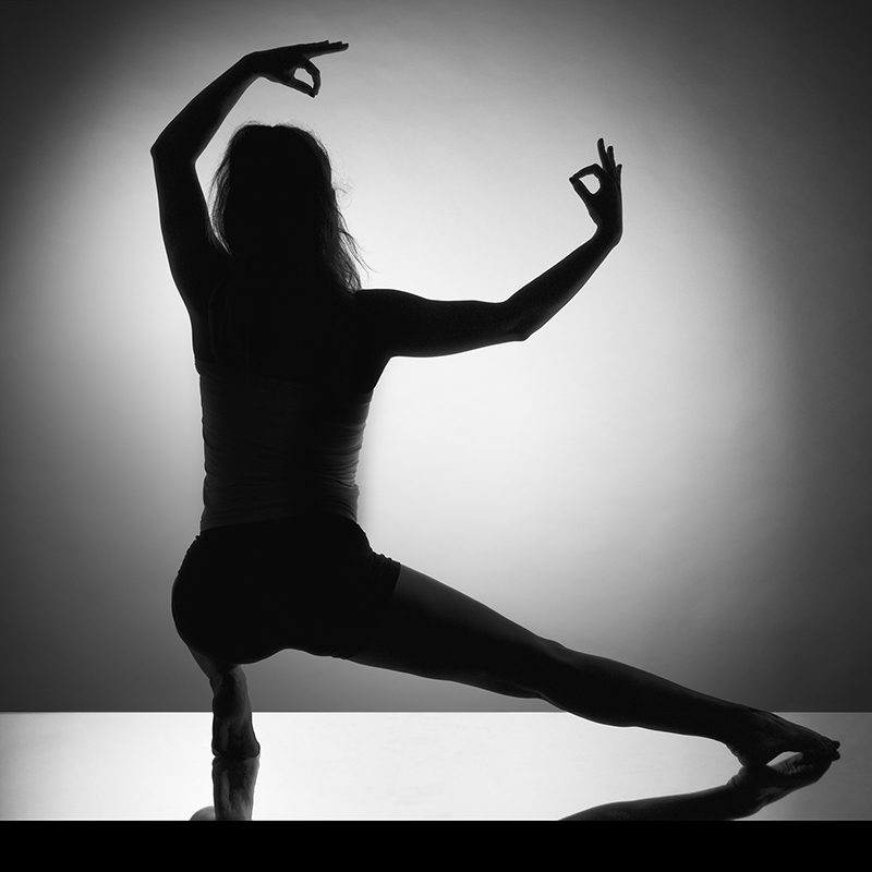 Photo studio d'une gymnaste en noir et blanc nommée Atlas
