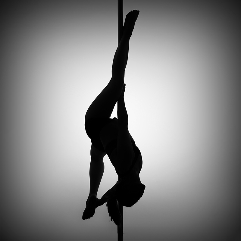 Photo studio d'une gymnaste en noir et blanc nommée Bird of Paradise