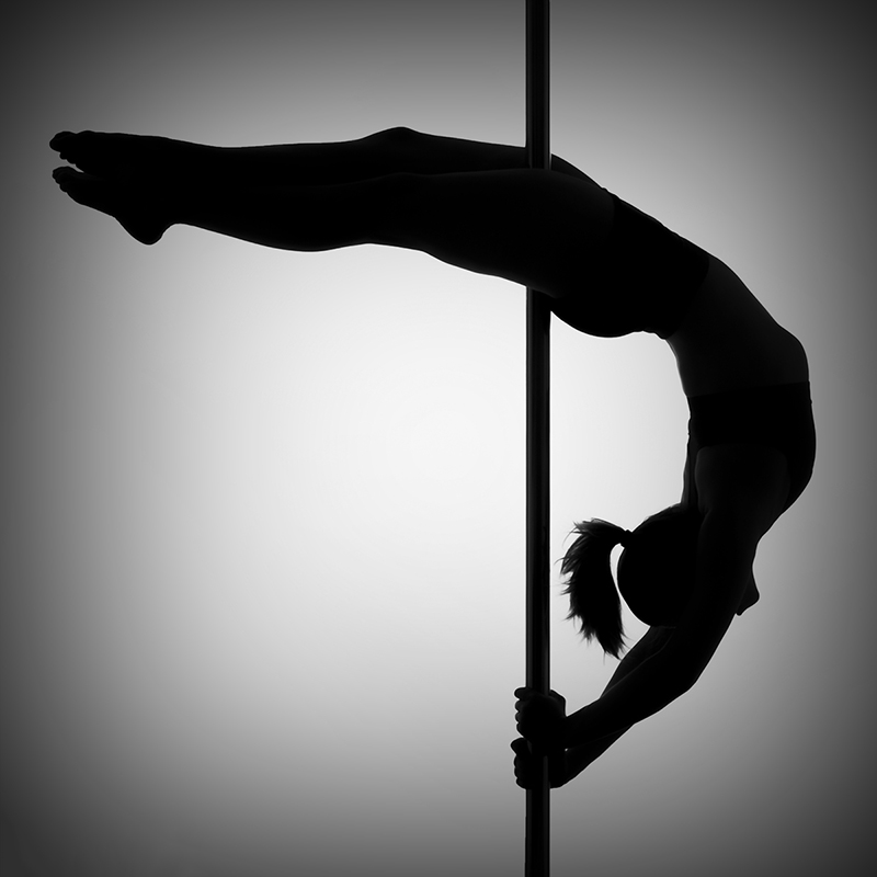 Photo studio d'une gymnaste en noir et blanc nommée Bridge