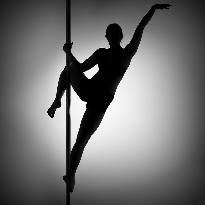 Photo studio d'une gymnaste en noir et blanc nommée Cupid