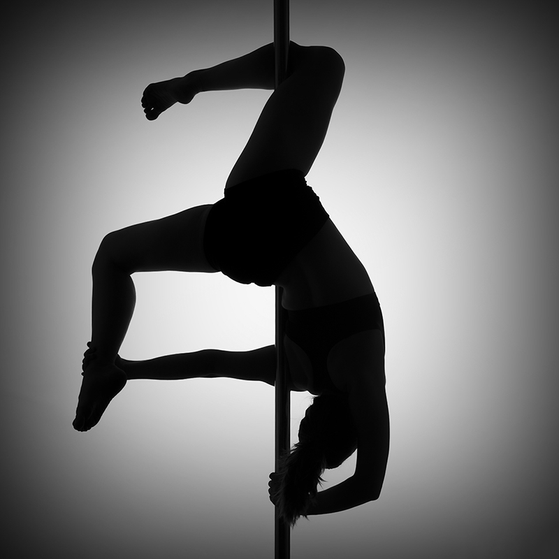 Photo studio d'une gymnaste en noir et blanc nommée Dangerous Bird