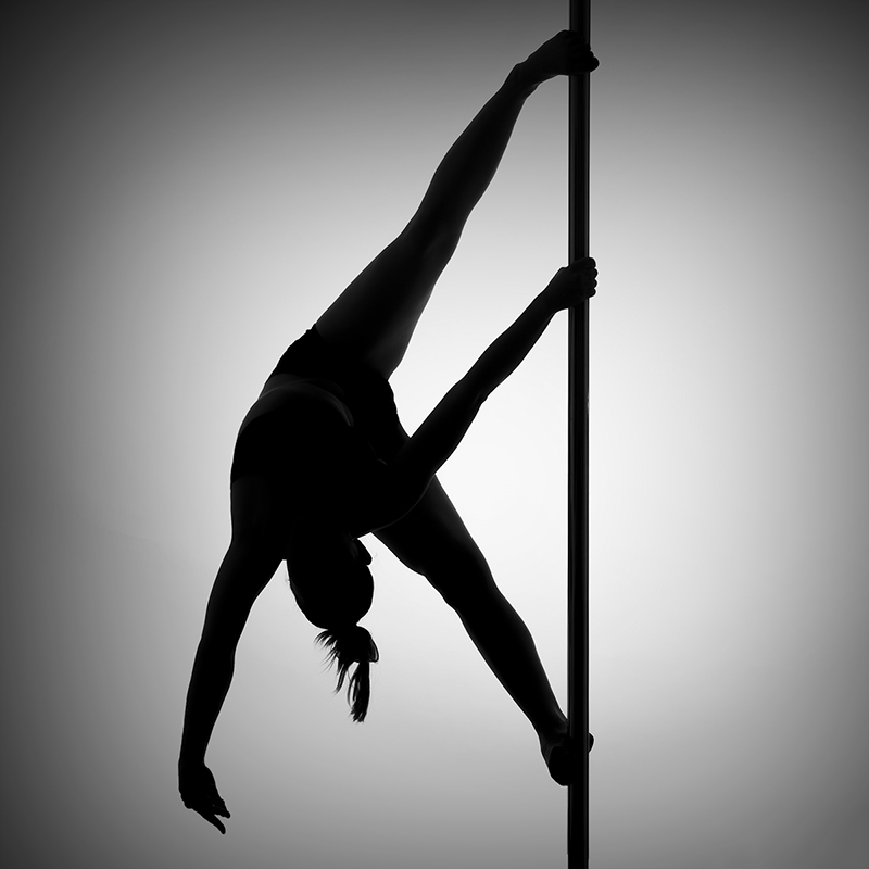 Photo studio d'une gymnaste en noir et blanc nommée Extended