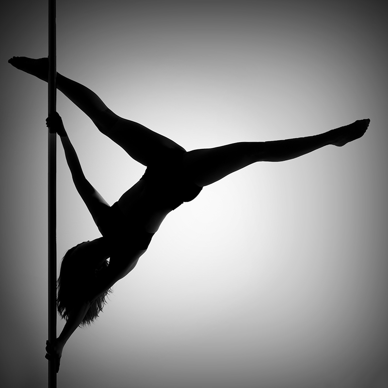 Photo studio d'une gymnaste en noir et blanc nommée Flag