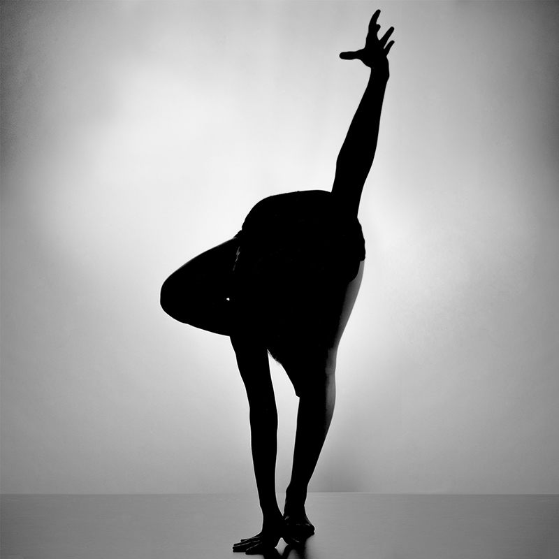Photo studio d'une gymnaste en noir et blanc nommée I