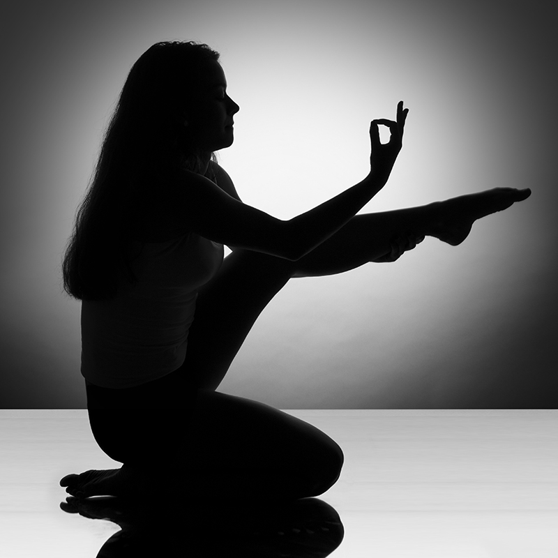Photo studio d'une gymnaste en noir et blanc nommée krounchasana