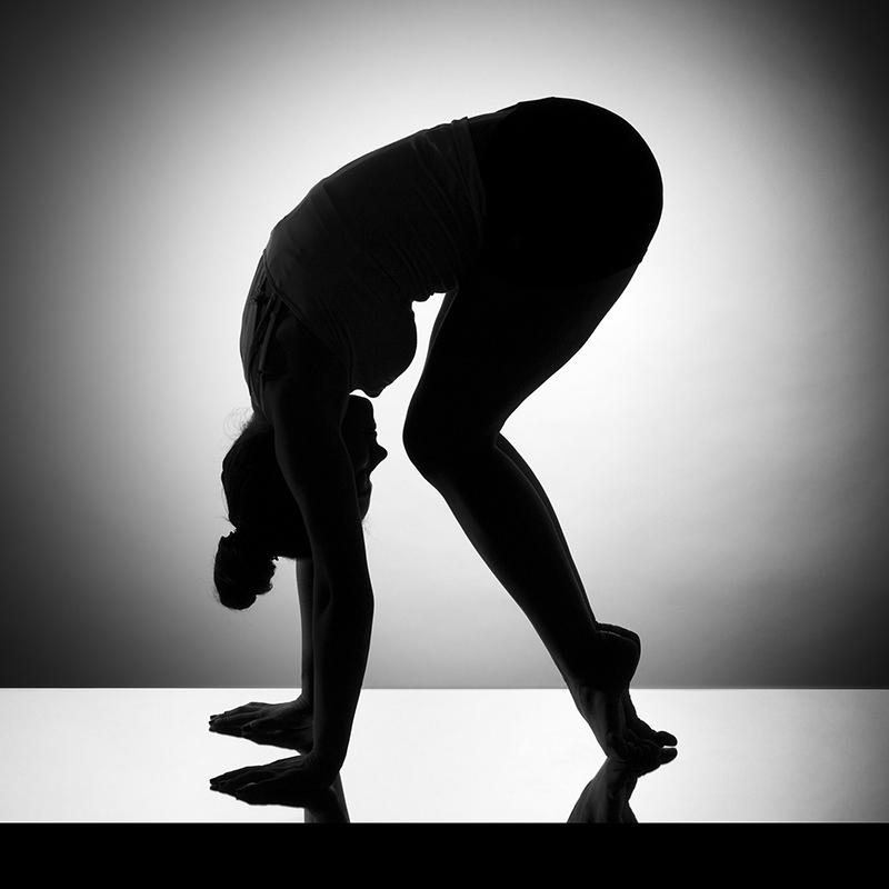 Photo studio d'une gymnaste en noir et blanc nommée marjaryasana
