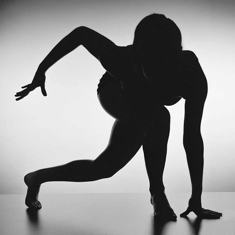 Photo studio d'une gymnaste en noir et blanc nommée Skid