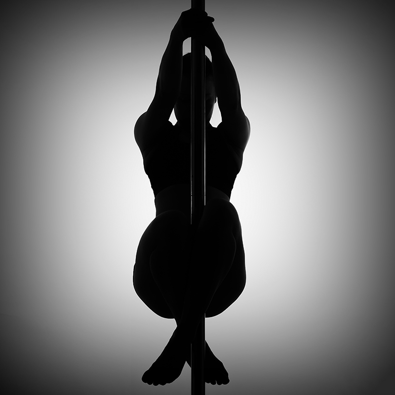 Photo studio d'une gymnaste en noir et blanc nommée Spin