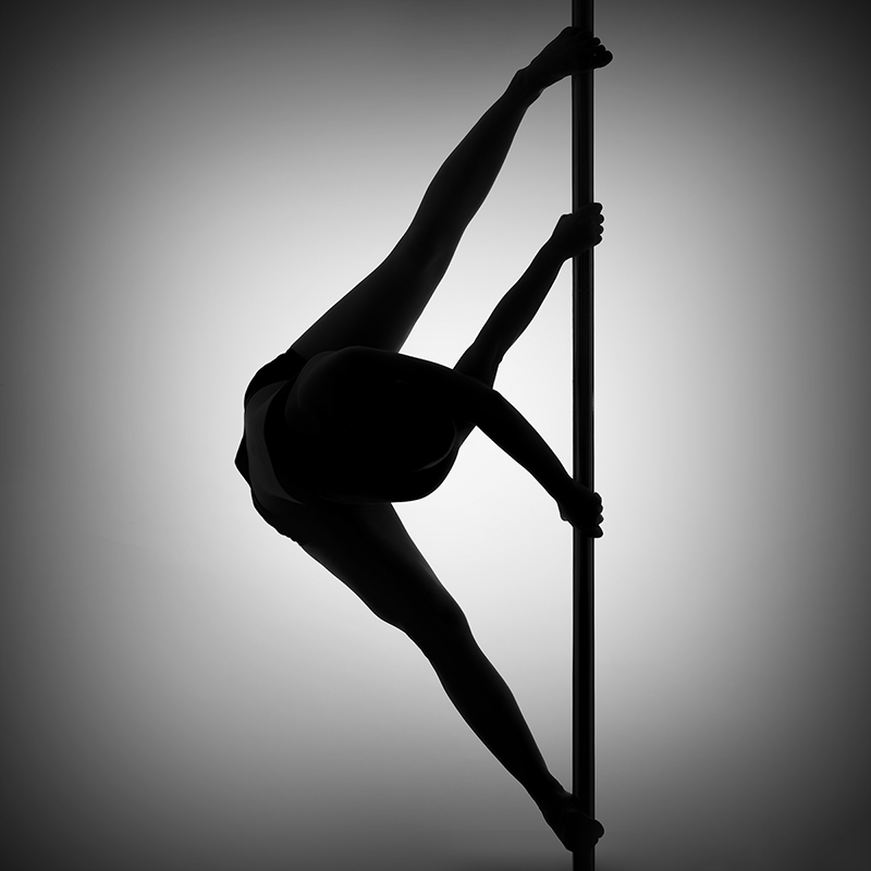 Photo studio d'une gymnaste en noir et blanc nommée Split
