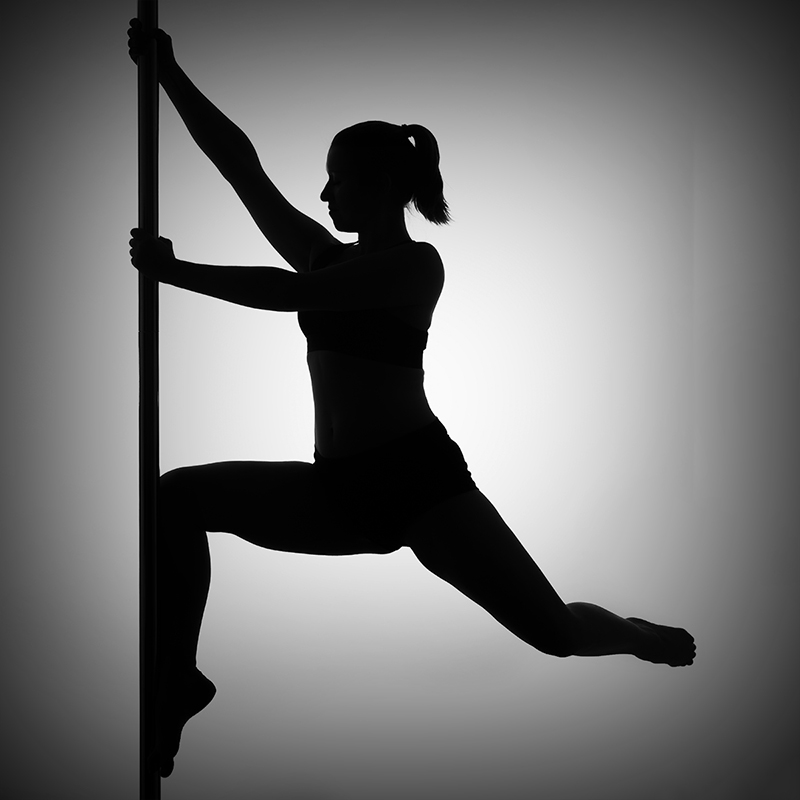 Photo studio d'une gymnaste en noir et blanc nommée Stag