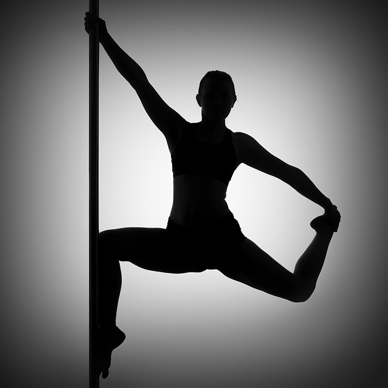 Photo studio d'une gymnaste en noir et blanc nommée Twisted Yogini