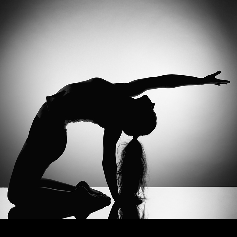 Photo studio d'une gymnaste en noir et blanc nommée ustrasana
