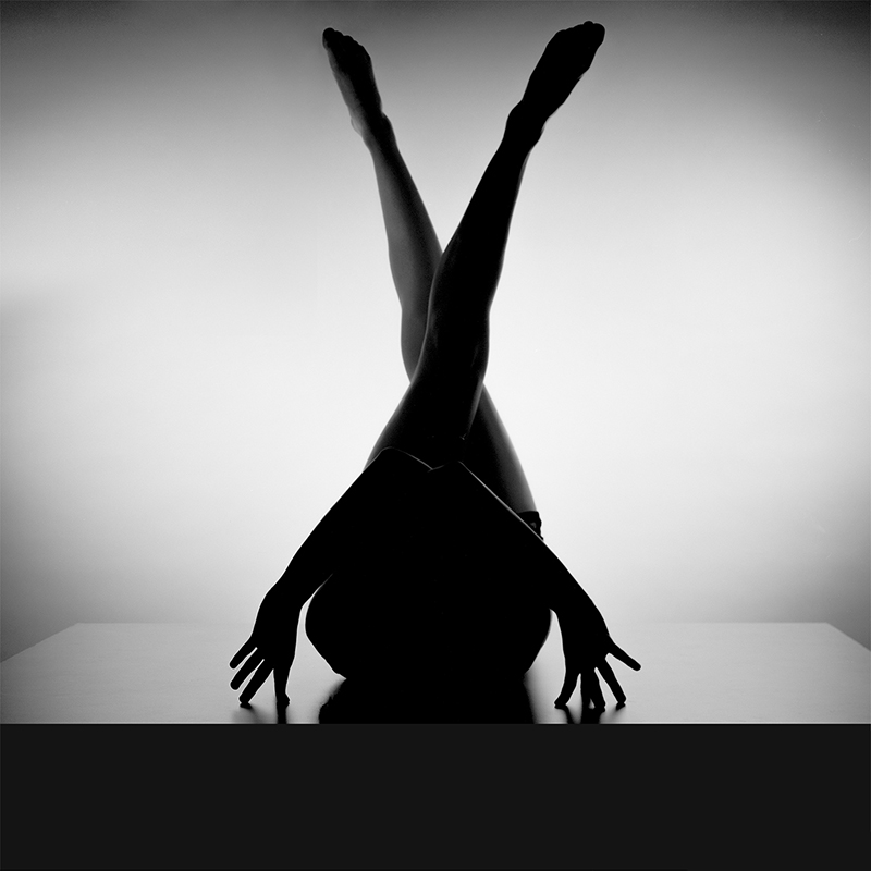 Photo studio d'une gymnaste en noir et blanc nommée Y