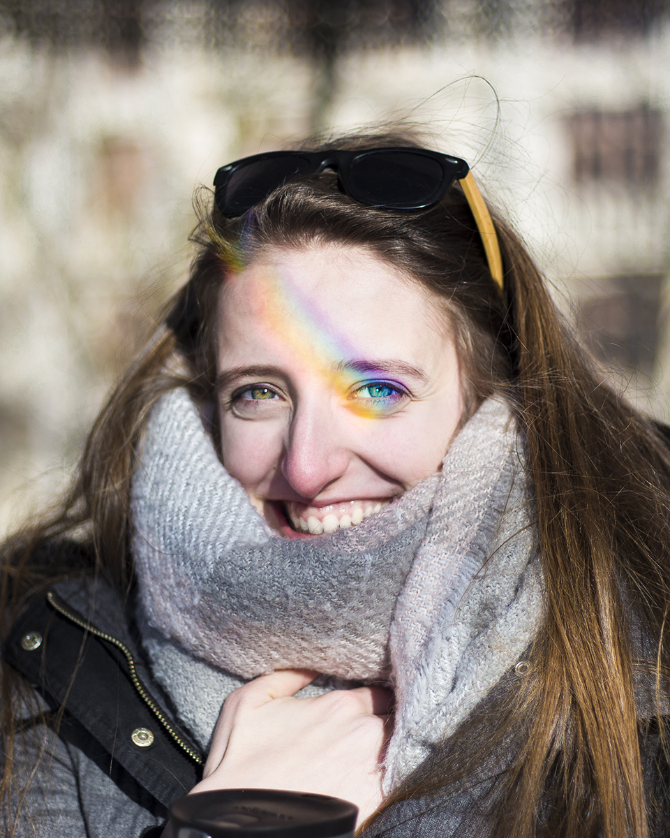 Photographie couleur de Cécile Reiter en extérieur pendant un hiver froid